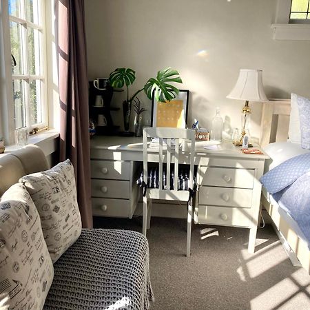 Spacious And Sunny Master Bedroom With Shared Bathrooms Auckland Eksteriør billede