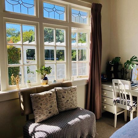 Spacious And Sunny Master Bedroom With Shared Bathrooms Auckland Eksteriør billede
