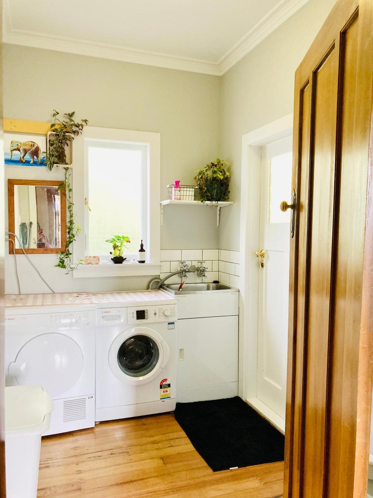 Spacious And Sunny Master Bedroom With Shared Bathrooms Auckland Eksteriør billede