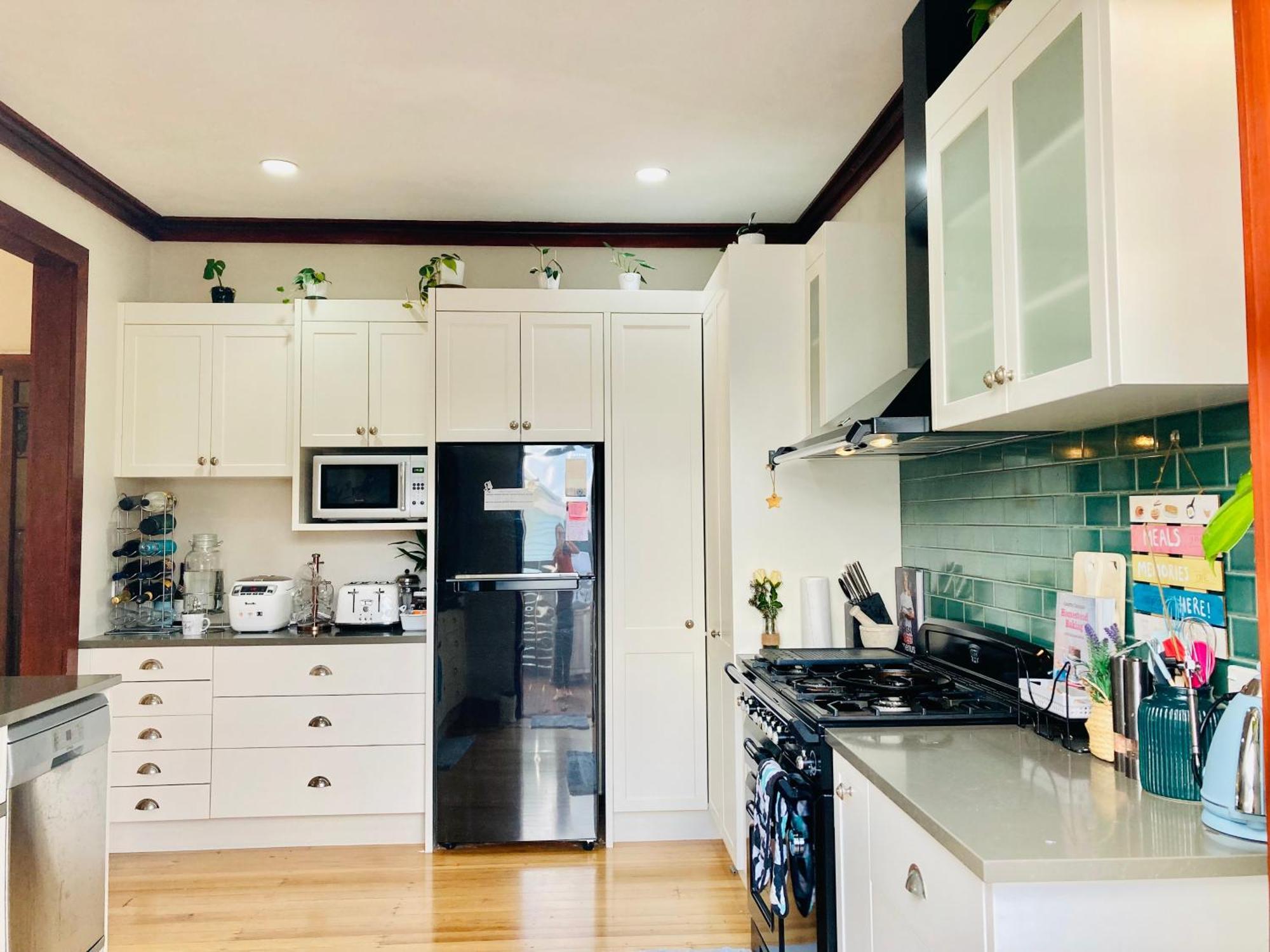 Spacious And Sunny Master Bedroom With Shared Bathrooms Auckland Eksteriør billede