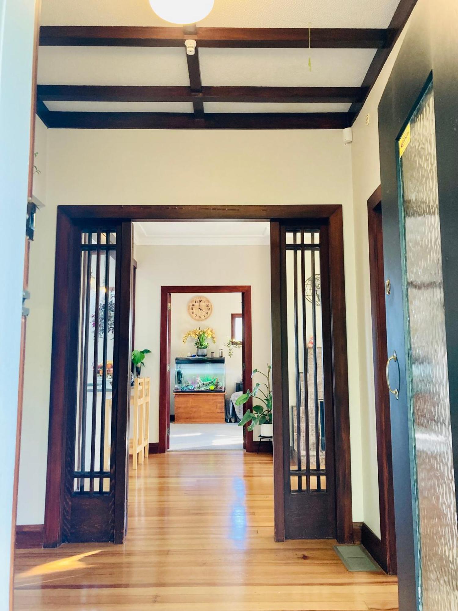 Spacious And Sunny Master Bedroom With Shared Bathrooms Auckland Eksteriør billede