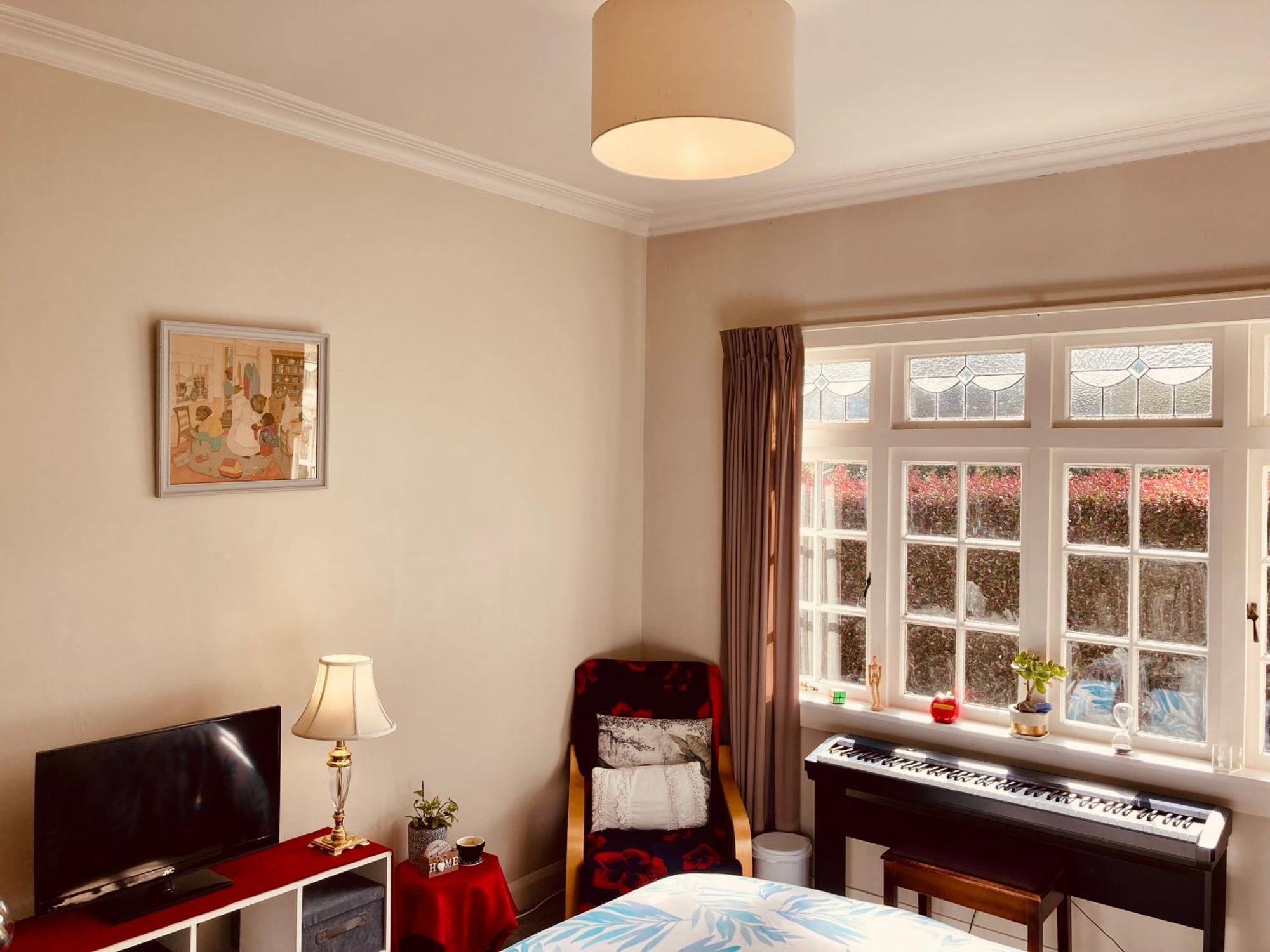 Spacious And Sunny Master Bedroom With Shared Bathrooms Auckland Eksteriør billede