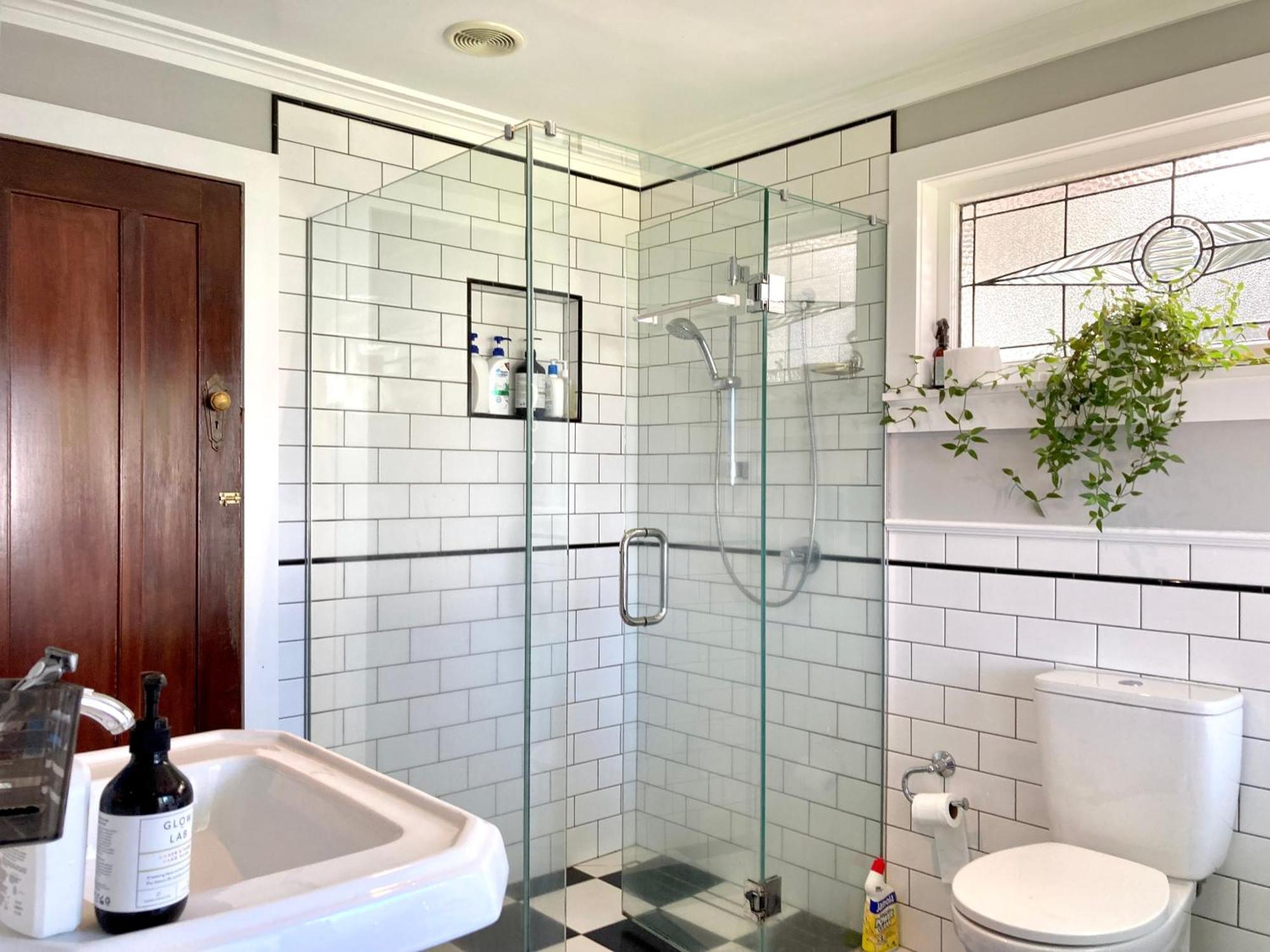 Spacious And Sunny Master Bedroom With Shared Bathrooms Auckland Eksteriør billede