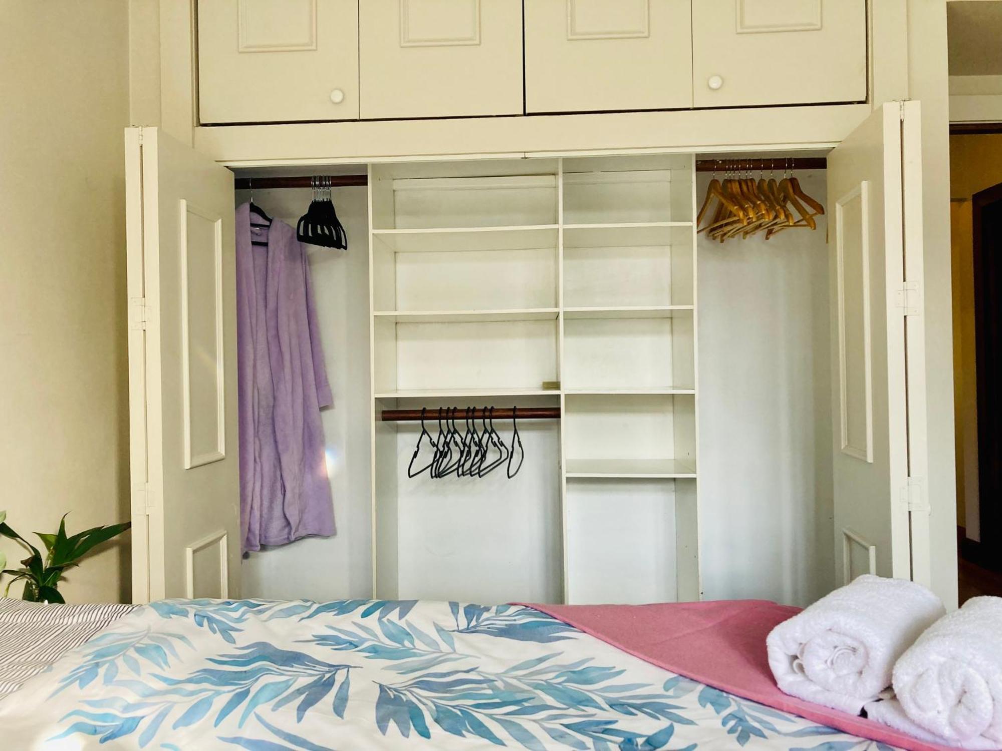 Spacious And Sunny Master Bedroom With Shared Bathrooms Auckland Eksteriør billede