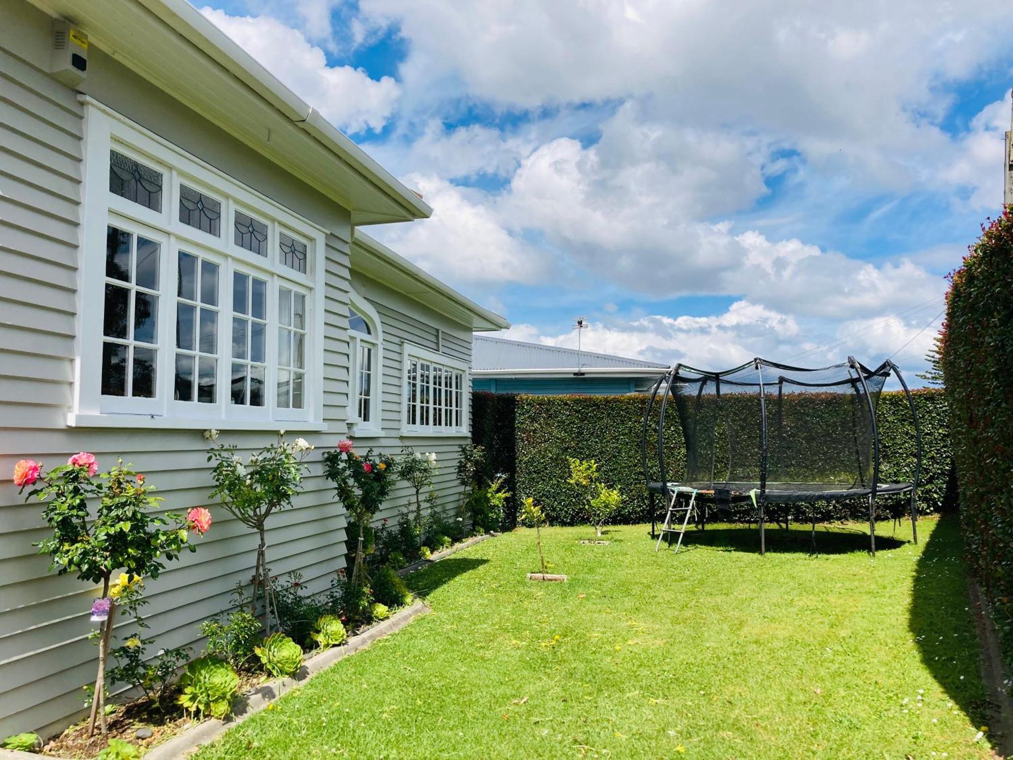 Spacious And Sunny Master Bedroom With Shared Bathrooms Auckland Eksteriør billede