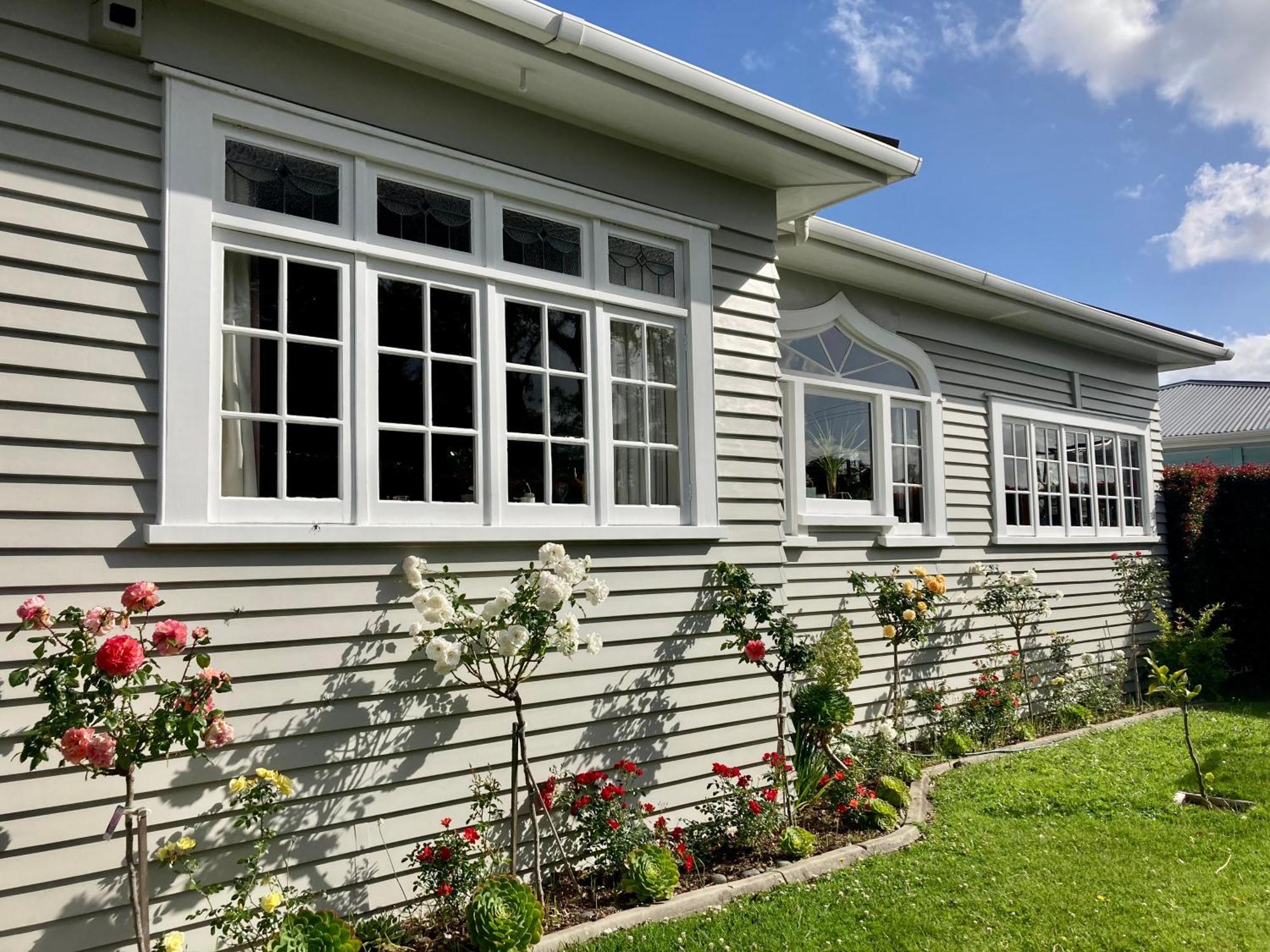 Spacious And Sunny Master Bedroom With Shared Bathrooms Auckland Eksteriør billede