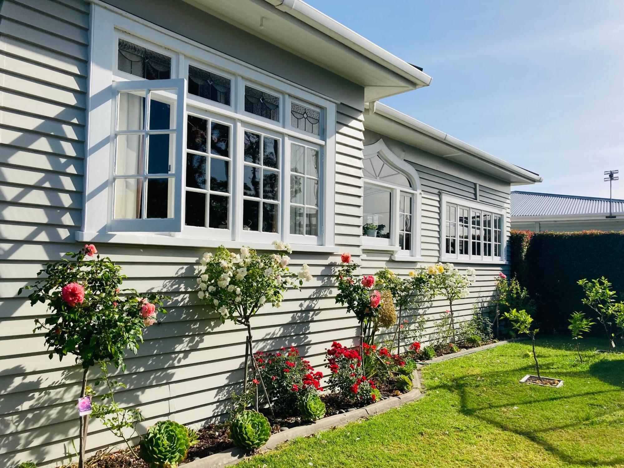 Spacious And Sunny Master Bedroom With Shared Bathrooms Auckland Eksteriør billede