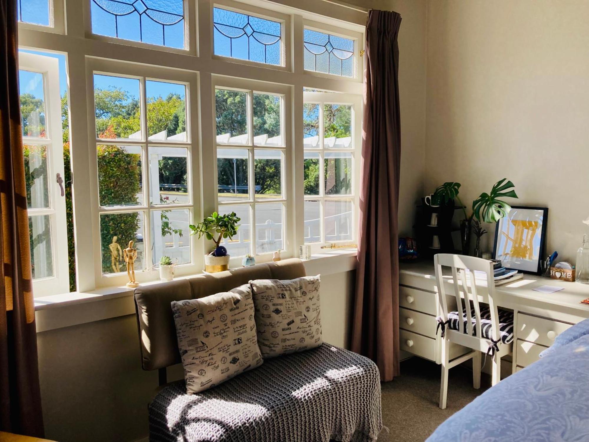 Spacious And Sunny Master Bedroom With Shared Bathrooms Auckland Eksteriør billede